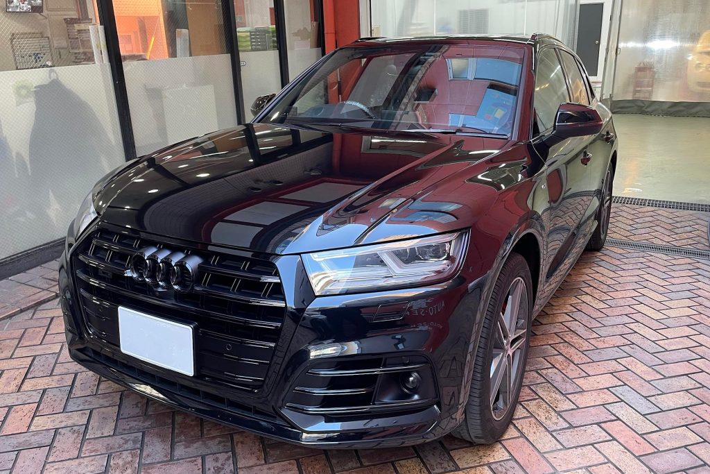 ◇カーラッピングと塗装によるブラックアウト｜アウディ SQ5 | 株式